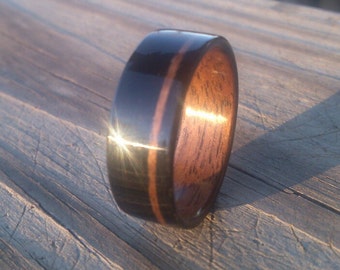 Anello in legno artigianale in ebano con rivestimento in noce e fede nuziale con intarsio in noce sfalsato, anello anniversario