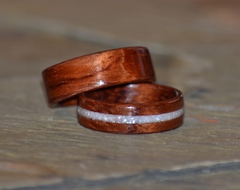 Fede nuziale realizzata a mano in legno curvato di Bubinga con intarsio in madrepera, perfetta come regalo per il 5° anniversario