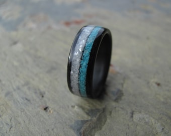 Anello in legno curvato di ebano con madreperla schiacciata e fede nuziale con intarsio di turchese schiacciato - Anello anniversario