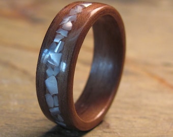 Anello in legno curvato di noce con intarsio in madreperla