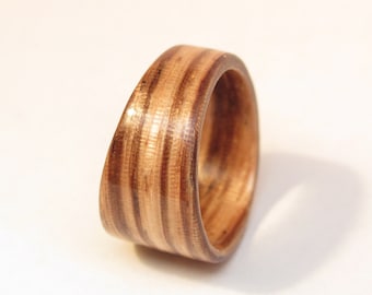 Anello largo in legno curvato di legno zebrato realizzato a mano - Design unico con venature naturali