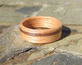 Anello in legno curvato di quercia realizzato a mano con fede nuziale/anniversario in legno intarsiato in noce sfalsato