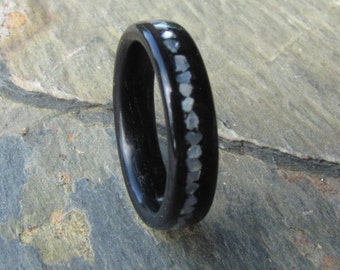 Anello in legno curvato di ebano con intarsio in madreperla
