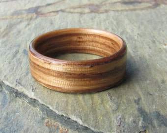 Anello in legno curvato zebrano