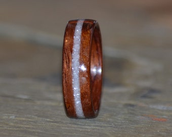 Anello in legno curvato di Bubinga con anniversario di matrimonio intarsiato in madreperla schiacciata