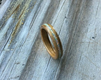 Anello in legno curvato di quercia realizzato a mano con intarsio centrato in opale