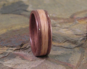 Anello in legno curvato di noce con intarsio in quercia