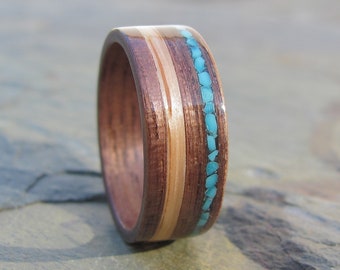 Anello in legno realizzato a mano in noce con intarsio in turchese e quercia