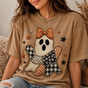 PNG de fantasma de patchwork, diseño de sublimación de lazo de niña de Halloween con bordado falso, imágenes prediseñadas de patrón floral a cuadros, archivo digital para camiseta de temporada espeluznante