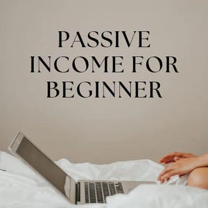 Könnte beinhalten: Ein E-Book-Cover mit beigem Hintergrund und dem schwarzen Text E-BOOK, PASSIVE INCOME FOR BEGINNER und 2026 ADDITION. Ein silberner Laptop steht auf zerknitterter weißer Bettwäsche, wobei Hände in der Nähe der Tastatur zu sehen sind.