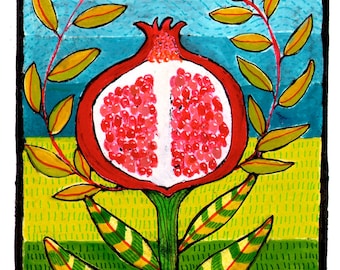 Może przedstawiać: Stylizowana ilustracja owocu granatu z czerwonymi nasionami, otoczonego zielonymi i żółtymi liśćmi. Owoc przedstawiony jest jako kwiat z zieloną łodygą i liśćmi.