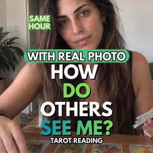 Może przedstawiać: Usługa wróżenia z kart tarota z talią kart na drewnianym stole oraz napisami: SAME HOUR, WITH REAL PHOTO, HOW DO OTHERS SEE ME?, TAROT READING. Karty przedstawiają kolorowe ilustracje oraz skomplikowane i symboliczne obrazy graficzne.