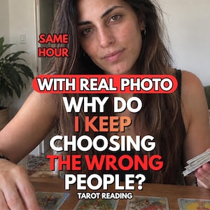 Pode incluir: Um serviço de leitura de tarot com um baralho de cartas sobre uma superfície de madeira e o texto: SAME HOUR WITH REAL PHOTO WHY DO I KEEP CHOOSING THE WRONG PEOPLE? TAROT READING. As cartas exibem ilustrações coloridas e símbolos.