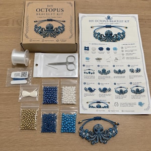 Puede incluir: Un kit de pulsera de pulpo DIY que incluye una caja de cartón, una hoja de instrucciones, un carrete de hilo transparente, tijeras de metal, una aguja y varias bolsas pequeñas con cuentas azules, blancas y doradas para la pulsera.