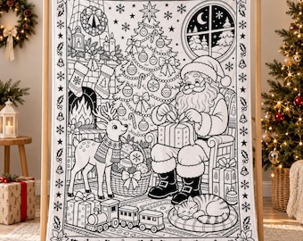 Puede incluir: Una manta blanca con una ilustración de líneas negras que muestra a Santa Claus sentado en una silla envolviendo un regalo, un reno, un árbol de Navidad decorado, una chimenea con calcetines, un tren de juguete y un gato durmiendo.