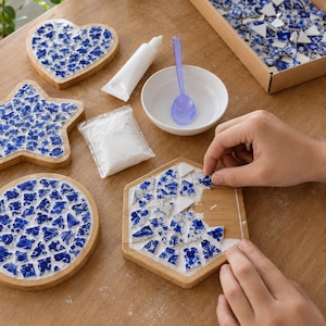 Kit para hacer posavasos de mosaico, juego de manualidades con azulejos de cerámica azules y blancos, base de bambú con lechada y pegamento, regalo artesanal para adultos, decoración del hogar hecha a mano