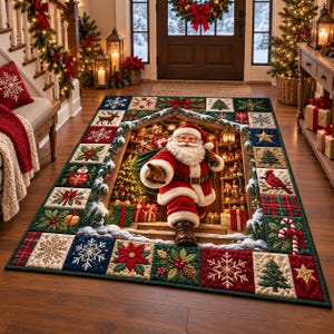 Peut inclure: Un tapis rectangulaire présentant une image centrale en 3D du Père Noël sortant d'une porte en bois, entouré d'une bordure de carrés à l'aspect matelassé affichant des flocons de neige, des poinsettias, des sapins et des motifs de Noël.
