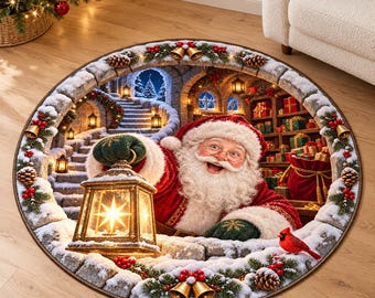 Puede incluir: Una alfombra redonda con una escena festiva de Santa Claus sosteniendo un farol brillante. El borde está decorado con arcos de piedra cubiertos de nieve, ramas de pino, bayas rojas, piñas y campanas doradas. Un cardenal rojo se posa sobre la nieve.