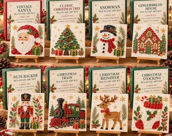 Puede incluir: Ocho kits de arte con vidrio marino con temas navideños que incluyen a Santa, un árbol, un muñeco de nieve, una casa de jengibre, un cascanueces, un tren, un reno y un calcetín. Cada kit incluye una pieza de arte cuadrada sobre un caballete.