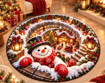 Puede incluir: Una alfombra redonda con una ilustración en 3D de un muñeco de nieve con sombrero de copa negro y bufanda roja con copos de nieve blancos. El diseño muestra una escena nevada con el taller de Santa, elfos, regalos y farolillos decorativos.
