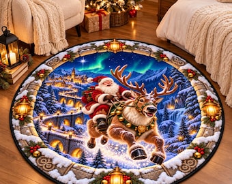 Puede incluir: Una alfombra redonda con una ilustración central de Santa Claus montando un reno sobre un pueblo nevado con puentes de piedra. La escena está enmarcada por un borde circular decorado con linternas brillantes, acebo y piedra nevada.