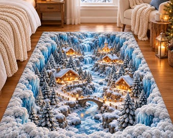 Puede incluir: Una alfombra rectangular con un estampado detallado de paisaje invernal. El diseño muestra cabañas cubiertas de nieve, árboles de hoja perenne, una cascada congelada y un puente de piedra sobre un arroyo azul, enmarcado por rocas azul hielo.