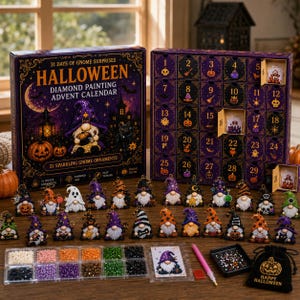 Peut inclure: Un calendrier de l'avent de peinture diamant sur le thème d'Halloween comprenant une boîte violette avec 31 compartiments numérotés, 31 petits ornements de gnome, un plateau, un stylet rose, une boîte de perles colorées et un sac noir.
