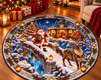 Puede incluir: Una alfombra redonda con una escena navideña detallada que muestra a Santa Claus caminando sobre un puente de piedra nevado, un reno cerca, una pequeña cabaña, un árbol decorado y un zorro blanco, enmarcado por un borde festivo de acebo.
