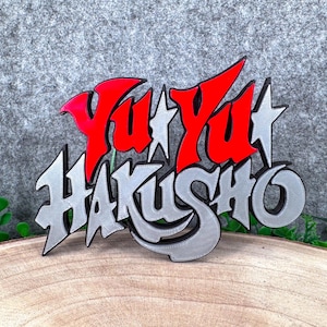 Peut inclure: Une enseigne imprimée en 3D affichant le texte Yu Yu Hakusho dans une police stylisée. Les mots Yu Yu sont en rouge vif, tandis que le mot Hakusho est en finition argentée métallique. Deux étoiles argentées sont placées entre les textes.