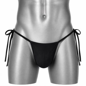Könnte beinhalten: Ein einfarbig schwarzes Bikini-Unterteil mit dünnen seitlichen Bindebändern, die an jeder Hüfte Schleifen bilden. Das Kleidungsstück hat ein minimalistisches Design mit einem Mittelteil und schmalen Bändern, die eine einfache Konstruktion bieten.