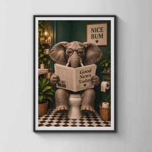 Può includere: Una stampa artistica incorniciata raffigurante un elefante grigio con occhiali tondi, seduto su un water bianco in un bagno con pavimento a scacchi bianco e nero. L'elefante tiene in mano un giornale intitolato Good News Today. Un cartello recita NICE BUM.