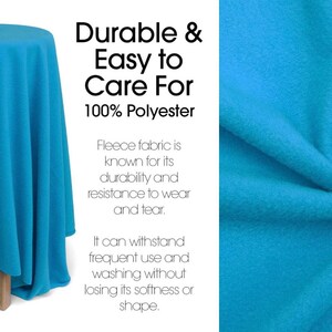 Könnte beinhalten: Ein leuchtend türkisfarbener Fleece-Stoff, der über einen runden Sockel drapiert ist. Der Text lautet: Durable & Easy to Care For 100% Polyester. Fleece-Stoff ist für seine Langlebigkeit und Verschleißfestigkeit bekannt und bleibt formstabil.