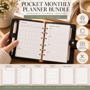 Op de afbeelding: Een zwarte A7 ringbandplanner met witte maandkalender- en takenpagina's. De planner heeft een gouden zes-rings mechanisme en een penhouder. De tekst bevat POCKET MONTHLY PLANNER BUNDLE, A7 / POCKET RINGS SIZE en 8,1 x 11,9 cm.