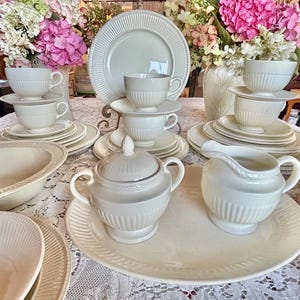 Wedgwood Edme made in England Stunning Set of 42 pieces