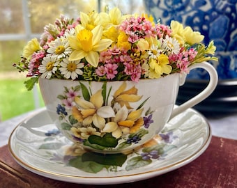 クラウン・ドーセット社製、スイセンとスミレの春の花柄が描かれた特大サイズの英国製ティーカップ＆ソーサーセット、高級ボーンチャイナ