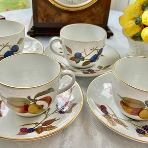 Royal Worcester Evesham Set of 4 Cups and Saucers Gold Trim