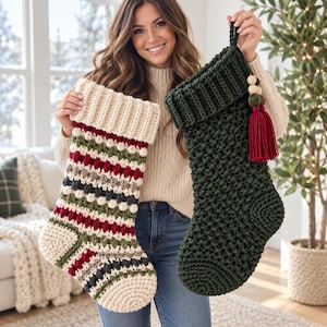 Può includere: Due calze natalizie lavorate all'uncinetto a mano. Una calza presenta un motivo a righe color crema, verde scuro e rosso intenso con una lavorazione a punto nocciolina. L'altra è verde scuro tinta unita con bordo a coste e nappa con perline.