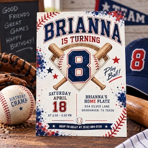 Puede incluir: Una tarjeta de invitación de cumpleaños con temática de béisbol que incluye el texto BRIANNA IS TURNING 8, gráficos de dos bates de madera cruzados, una pelota de béisbol y salpicaduras de pintura roja y azul, con detalles del 18 de abril.