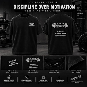 Può includere: Una t-shirt nera a maniche corte con la scritta DISCIPLINE OVER MOTIVATION sul petto. Il retro mostra un grafico di un bilanciere con il testo NO PAIN NO GAIN, SHOW UP, PUT IN THE WORK, GET STRONGER. L'etichetta interna riporta Lurevio Studio.