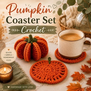 Puede incluir: Un juego de posavasos de ganchillo con forma de calabaza naranja y tallos verdes. La imagen incluye el texto Pumpkin Coaster Set, Crochet, Quick, Simple, Handmade y Handmade with Love, junto a una taza y una vela.