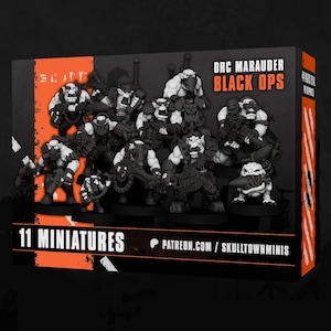 Może przedstawiać: Czarno-pomarańczowe pudełko z 11 figurkami Orc Marauder Black Ops. Na pudełku znajduje się napis Orc Marauder Black Ops, 11 Miniatures oraz patreon.com/skulltownminis. Figurki przedstawione są w kontrastowym czarno-białym stylu graficznym.