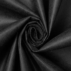 Pode incluir: Um tecido preto não tecido com uma textura fina e pontilhada consistente em todo o material. O tecido está reunido numa espiral central, criando dobras profundas e sombras que realçam o acabamento mate e o padrão uniforme.