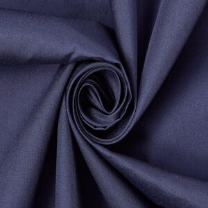 Könnte beinhalten: Ein einfarbiger, dunkelblauer Stoff mit einer glatten, matten Textur. Das Material ist zu einem zentralen Spiralmuster gerafft, wodurch weiche, strahlenförmige Falten und Schatten entstehen, die die gleichmäßige Farbe und das feine Gewebe betonen.