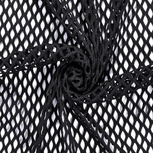 Può includere: Un tessuto nero con un motivo a rete a rombi larghi e aperti. Il materiale è raccolto al centro, creando un effetto a spirale che mette in risalto la struttura geometrica ripetitiva dei fili neri interconnessi in tutto il tessuto.
