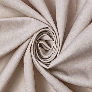 Peut inclure: Un tissu beige clair avec une texture tissée visible, disposé en un motif en spirale central qui crée des plis profonds et rayonnants ainsi que des ombres sur la surface, soulignant la couleur uniforme et le tissage naturel du textile.