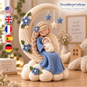 Puede incluir: Una escultura de ganchillo que muestra una figura con cabello largo trenzado y vestido azul sosteniendo a un bebé envuelto, sentada sobre una luna creciente color crema y una base de nubes. La luna está decorada con flores y estrellas.