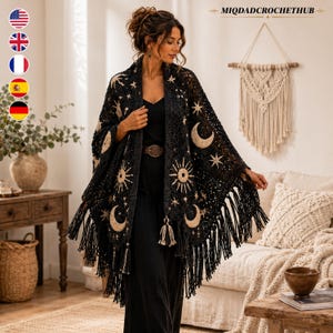 Pode incluir: Um xale de crochê preto com motivos celestiais em bege, incluindo luas crescentes, sóis e estrelas. A peça tem um design de malha aberta com franjas longas na borda inferior. O texto MIQDADCROCHETHUB é visível na parte superior.