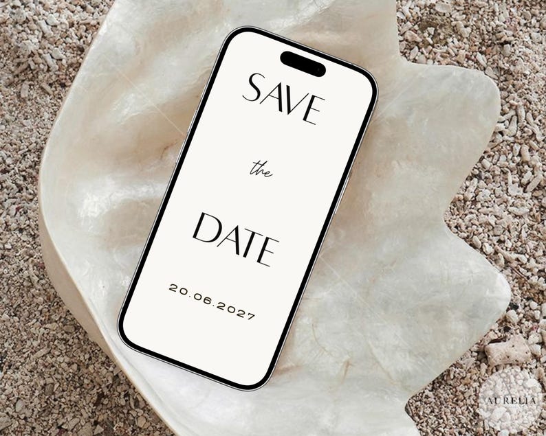 Puede incluir: Un tel&eacute;fono inteligente que muestra un anuncio digital de save the date en blanco con texto negro que dice SAVE the DATE y la fecha 20.06.2027. El dispositivo est&aacute; colocado dentro de una concha grande, iridiscente y blanquecina con interior nacarado.