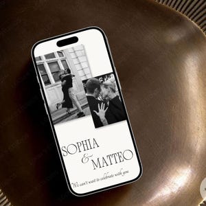 Puede incluir: Un tel&eacute;fono inteligente que muestra una invitaci&oacute;n digital con dos fotograf&iacute;as en blanco y negro de una pareja. El texto dice "SOPHIA & MATTEO" en fuente serif grande, seguido del texto en cursiva "We can't wait to celebrate with you."