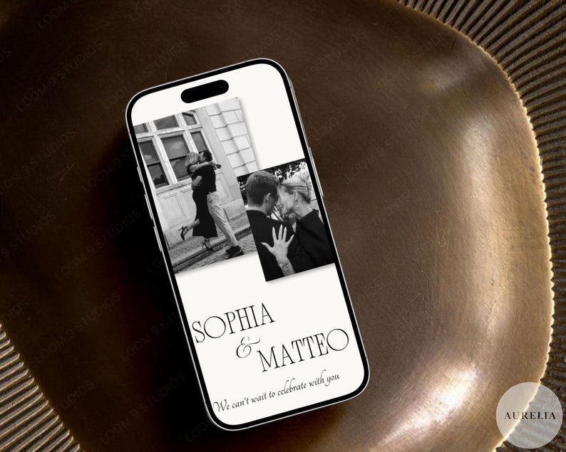 Puede incluir: Un tel&eacute;fono inteligente que muestra una invitaci&oacute;n digital con dos fotograf&iacute;as en blanco y negro de una pareja. El texto dice "SOPHIA & MATTEO" en fuente serif grande, seguido del texto en cursiva "We can't wait to celebrate with you."